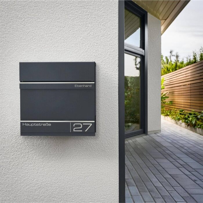 Поштова скринька Metzler Hermann Anthrazit RAL 7016 з газетницею та номерним знаком – персоналізована лазерним гравіюванням. Сучасна водонепроникна та антикорозійна поштова скринька