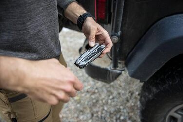 Gerber Multi-Tool with 12 functions, Dual Force, includes holster, with one-hand opening and frame-lock locking mechanism, overall length: 12 cm, 30-001613