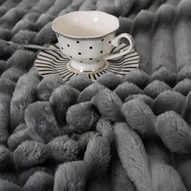 Тепла фланелева ковдра 150x200 см - м'яка ковдра на ліжко та диван, ідеальний подарунок для мами, дружини та подруги (темно-сірий)