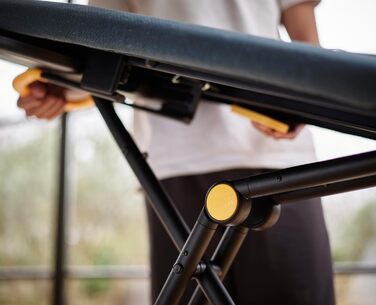Гладильна дошка Joseph Joseph Glide Plus 135 x 45 см з регулюванням висоти та стійкою до нагрівання платформою для прасування, зручне зберігання, 4-шаровий бавовняний чохол, чорний/синій
