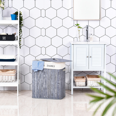 Кошик для білизни HOMCOM з бамбуковим декором та кришкою, об'єм 100 л. Практичний контейнер для збору білизни з міцними ручками з поліуретану, виготовлений з міцної тканини типу тенту. Ідеально підходить для сортування білизни у ванній кімнаті, спальні аб