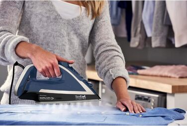 Tefal FV6846E1 Ultragliss Plus Anti-Kalk Steam Iron | 2800 Watts | Removable scale collector | 50 g/min continuous steam output | 260 g/min steam boost | Auto shut-off | blue/white Single 260g/min Steam + 2800W