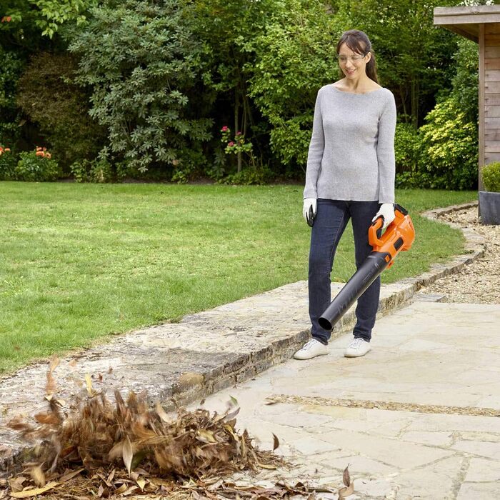Акумуляторний повітродув Black+Decker 18В, 145 км/год, 577 м³/год, з вбудованим скребком для листя, для терас, доріжок, під'їздів, без акумулятора і зарядного пристрою BCBL200B