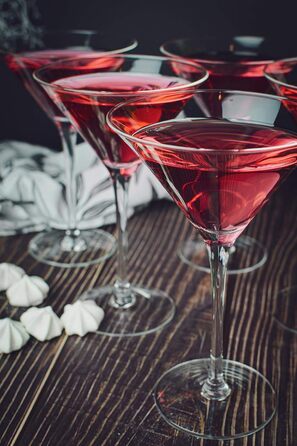 Набір з 4 келихів для мартіні Sendez 230 мл - елегантні склянки для коктейлів з прозорого скла, висота 18,2 см, придатні для миття в посудомийній машині. Ідеально підходять для мартіні, космополітенів та інших коктейлів