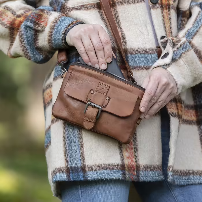 Luca Belt Bag, small women's crossbody bag made of leather, compact shoulder bag for everyday use, with 3 zip compartments for perfect organization, dusty