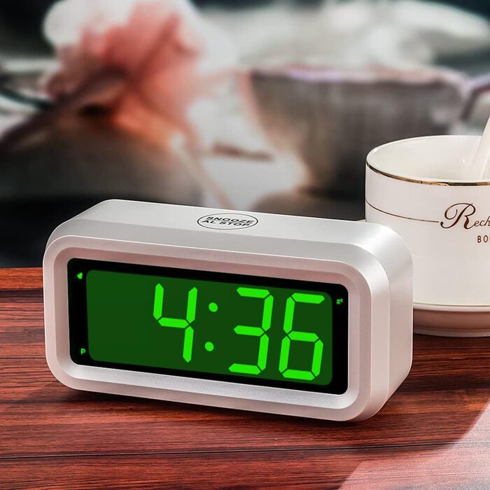 Цифровий годинник-будильник Timegyro з LED дисплеєм, на батарейках, для подорожей, настільний, 3 рівні яскравості, великий LED дисплей 1.2' для спальні, вітальні, чорно-білий (біло-зелений)