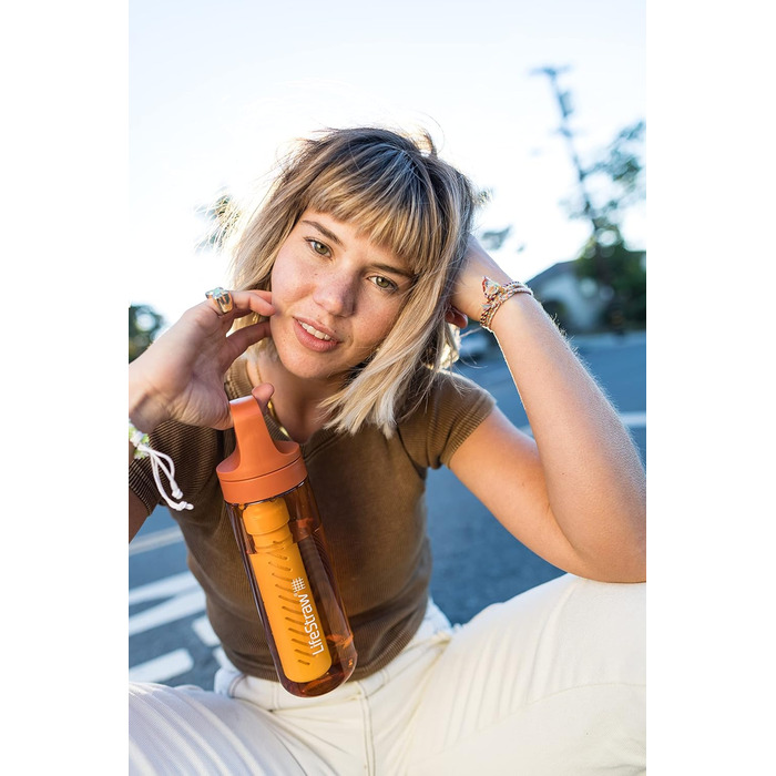 Фільтр-пляшка LifeStraw Go, 650 мл, BPA-free, для подорожей та щоденного використання, очищення води від бактерій, паразитів, мікропластику, покращення смаку, колір Kyoto Orange
