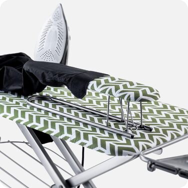 Прасувальна дошка KADAX з підвішувачем для рукавів, 130x41 см, з підставкою для праски та розеткою, складана, Made in EU (зелена)