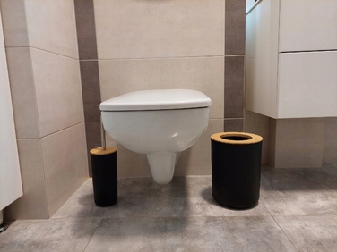 Набір аксесуарів для ванної кімнати чорного кольору: ергономічна щітка для унітазу, кошик для сміття та мильниця