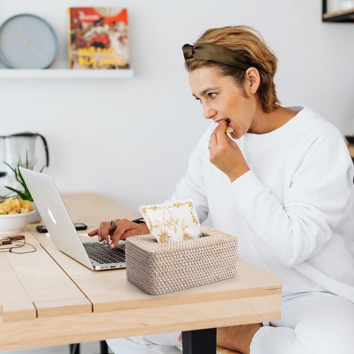 Склянка для серветок з ротангу, плетена коробка для серветок прямокутної форми, декоративна склянка для серветок для кухні, вітальні, ванної кімнати (біла)