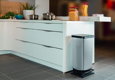 Відро для сміття Rotho Paso 40л з педальним механізмом, сріблястого кольору, BPA-free, пластик (PP)