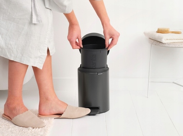 Сміттєвий кошик Brabantia NewIcon з педаллю, 3 л, графітовий