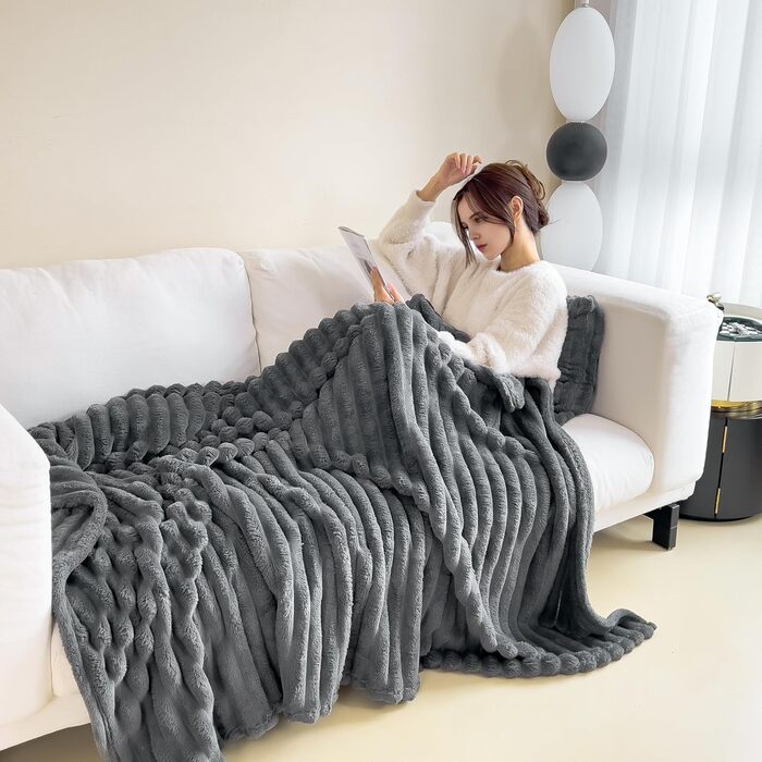 Тепла фланелева ковдра 150x200 см - м'яка ковдра на ліжко та диван, ідеальний подарунок для мами, дружини та подруги (темно-сірий)