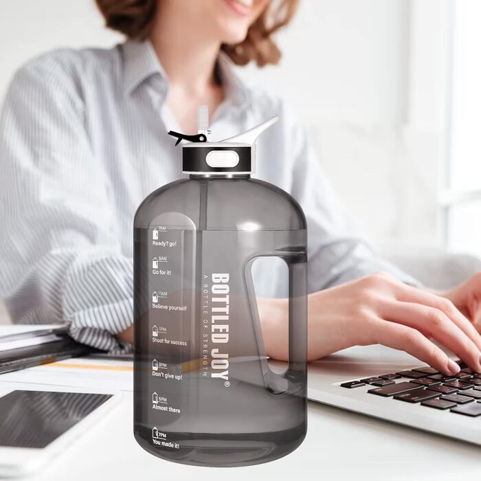 Water bottle with straw, 1 Gallon / 3.5L BPA-Free Leak-Proof Plastic Sports Bottle, Water Bottle with Time Markers, Drinking Bottle for Fitness, Office, Outdoor, Home (Black, 2500 ml)