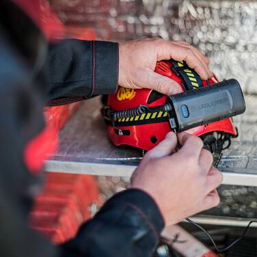 Налобний ліхтар Ledlenser H15R Work, 2500 люмен, IP67, акумуляторний, LED, з фокусуванням, магнітна зарядка, для каски, високий CRI