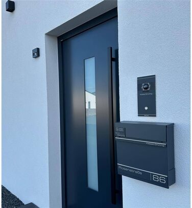 Поштова скринька Metzler Hermann Anthrazit RAL 7016 з газетницею та номерним знаком – персоналізована лазерним гравіюванням. Сучасна водонепроникна та антикорозійна поштова скринька