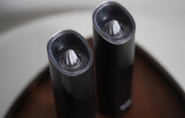 Набір для солі та перцю Gravity, 2 шт., LED-підсвічування, регулювання помелу, 85 мл, елегантний чорний колір