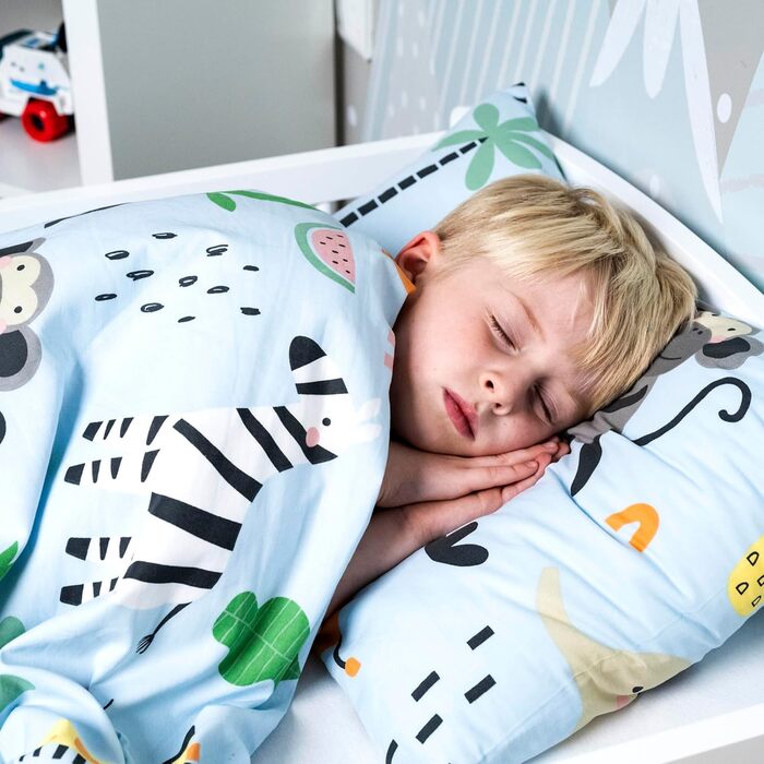 Комплект постільної білизни для дитячого ліжечка Kinder з 100% бавовни (100x135 см) з тваринами. Підходить для хлопчиків, легко періть при 60°C. Включає постільну білизну та подушку (40x60 см).