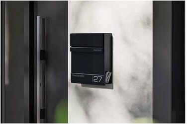 Поштова скринька Metzler Anthrazit RAL 7016 з газетницею та номером будинку – персоналізована лазерним гравіюванням – сучасний поштовий ящик з табличкою, водонепроникний та стійкий до іржі | Модель Hermann