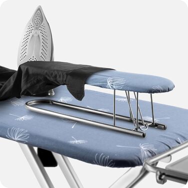 Прасувальна дошка KADAX з підвішуванням для рукавів 130x41 см, поверхня для прасування 53x13 см, з підставкою для праски та розеткою, складна, з підключенням до парогенератора, виготовлена в ЄС (Темно-синій)