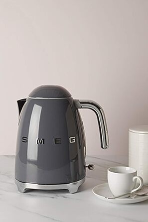 Електричний чайник Smeg KLF03PKEU 1.7L сірого кольору з нержавіючої сталі, з м'яким відкриванням кришки та фільтром від накипу