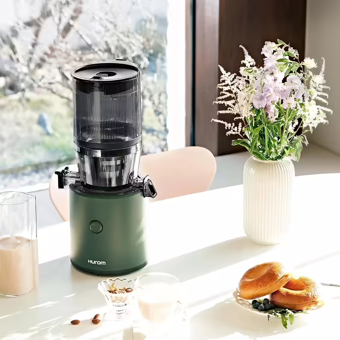 Hurom Slow Juicer | Juices Vegetables and Fruit | H320N | Electric Cold Press | Quiet Motor | Easy to Clean with Large Container and Siebfilter 2L | 200 Watts | BPA Free | Dark Green Deep Green