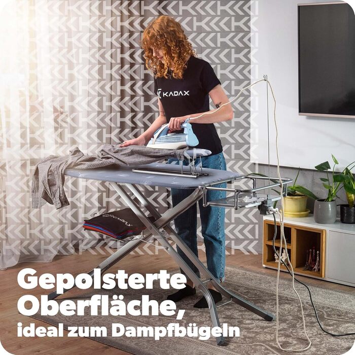 Прасувальна дошка KADAX з підвішуванням для рукавів 130x41 см, поверхня для прасування 53x13 см, з підставкою для праски та розеткою, складна, з підключенням до парогенератора, виготовлена в ЄС (Темно-синій)
