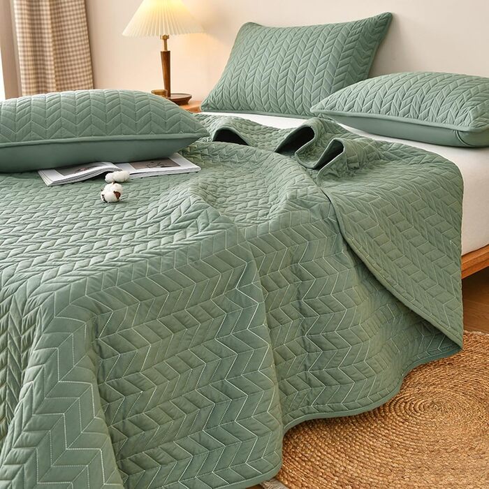 Cozy, warm quilted blanket, 230 x 250 cm, soft, woven throw blanket for bed, couch, and chair, comfortable blanket, perfect for home decor and winter warmth