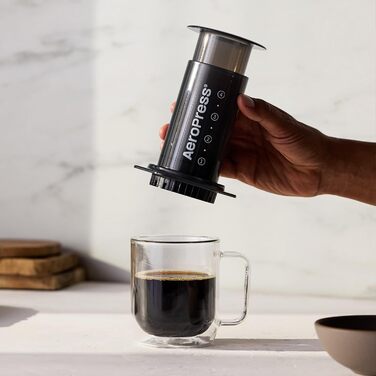 AeroPress Original – кавова преса 3-в-1: French Press, Еспресо, без осаду та гіркоти. Компактна кавомашина для кемпінгу та подорожей. Стандартна сіра модель
