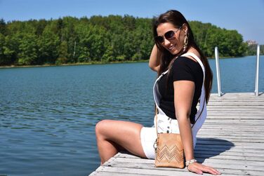 Сумка жіноча styleBREAKER міні через плече з вирізами зигзаг та заклепками, оливкова 02012211