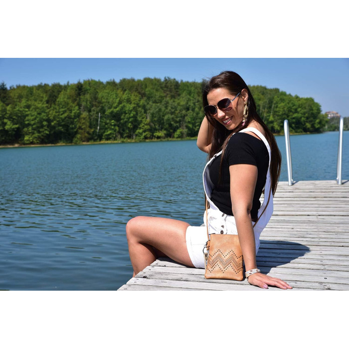 Сумка жіноча styleBREAKER міні через плече з вирізами зигзаг та заклепками, оливкова 02012211