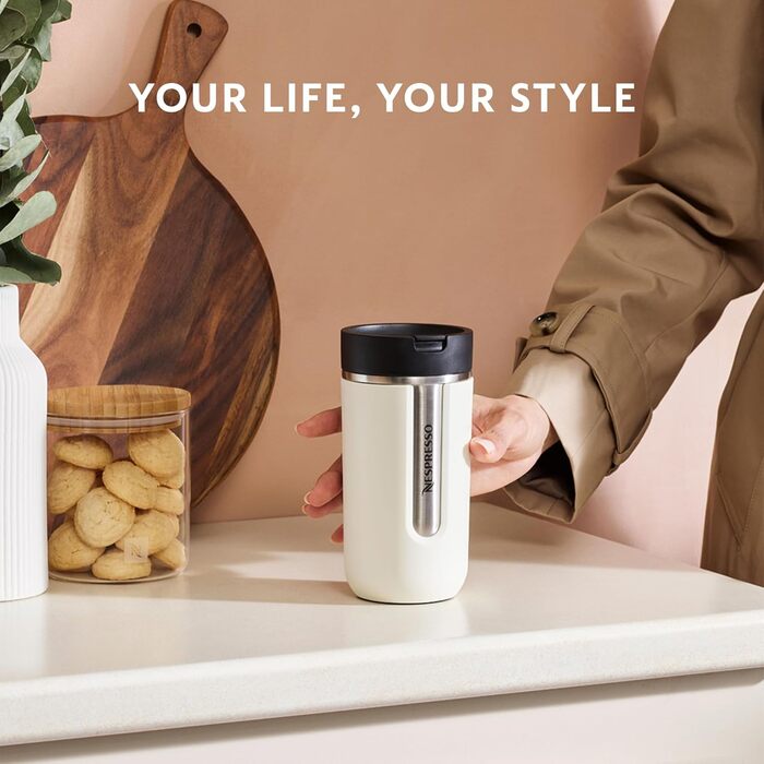 Термокружка Nespresso Travel Mug Small Sage Green 300 мл | Зручна термокружка для кави, чаю, матча | З щільною кришкою, можна мити в посудомийній машині | Сталевий термос-чашка з невеликим об'ємом | Колір: Salbeigrün (Vanilla Ice)