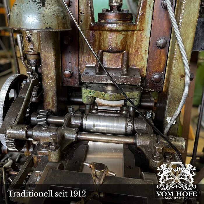 Zigarettenetui v.H 1912 VOM HOFE MANUFAKTUR із натуральної шкіри, ручна робота, Німеччина, з тисненням і нікельованою рамкою, 85 мм, на 18 сигарет