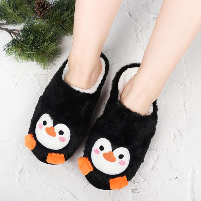 Тапочки жіночі зимові подарунок для жінок. Теплі, м'які, з плюшем, антиковзні, з принтом пінгвіна (40/41 EU)