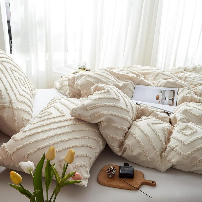 Бежева постільна білизна 220x240 см з ручною вишивкою, комплект. Вінтажний стиль, туфтоване покривало, бохо, шабі-шик. Матеріал: вимита мікрофібра. 1 декор. покривало на 220x240 см, 2 наволочки 80x80 см. Геометричний дизайн.