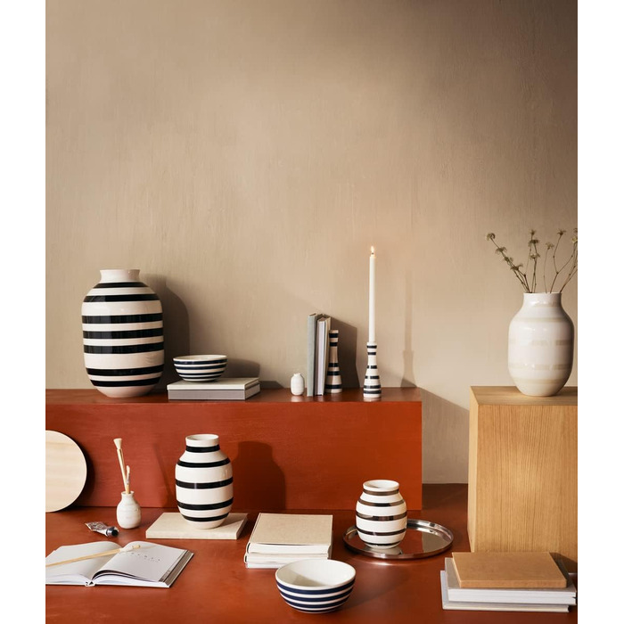 Ваза Kähler Omaggio, чорна, H12.5 см - оригінальний дизайн з ручним малюнком