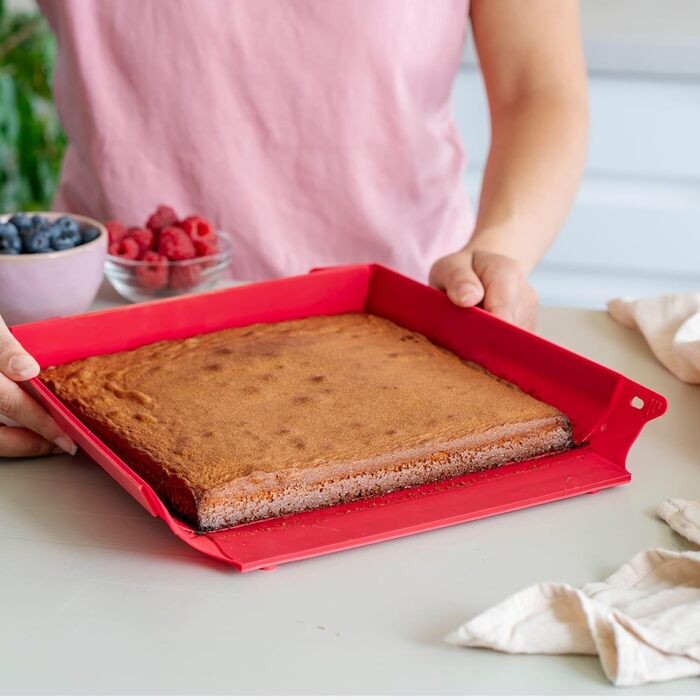 coox WUNDERFORM Frame MQ in Blue: The first foldable silicone cake pan for limitless baking creations - perfect for cakes, bread, and casseroles