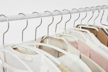 MAWA Clothes Hangers Light, Set of 100 space-saving and non-slip hangers, ideal for shirts and blouses, with 360° rotating hook and non-slip coating, 42 cm, White