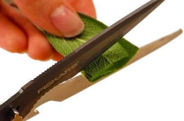 Універсальні ножиці Fiskars Cuts + More з титановим покриттям та заточувачем, розбірні леза, 23 см, чорно-помаранчеві, 1000809