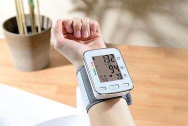 Тонометр на зап'ясті Newgen Medicals: медичний, великий дисплей, 2x 60 місця для пам'яті