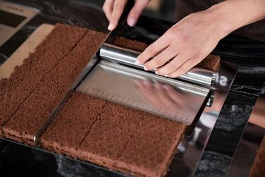 Кухонна сталева тісторізка з ручкою та мірною шкалою Sallys, 22x12,5 см — шпатель для тіста, овочерізка, універсальний кухонний ніж