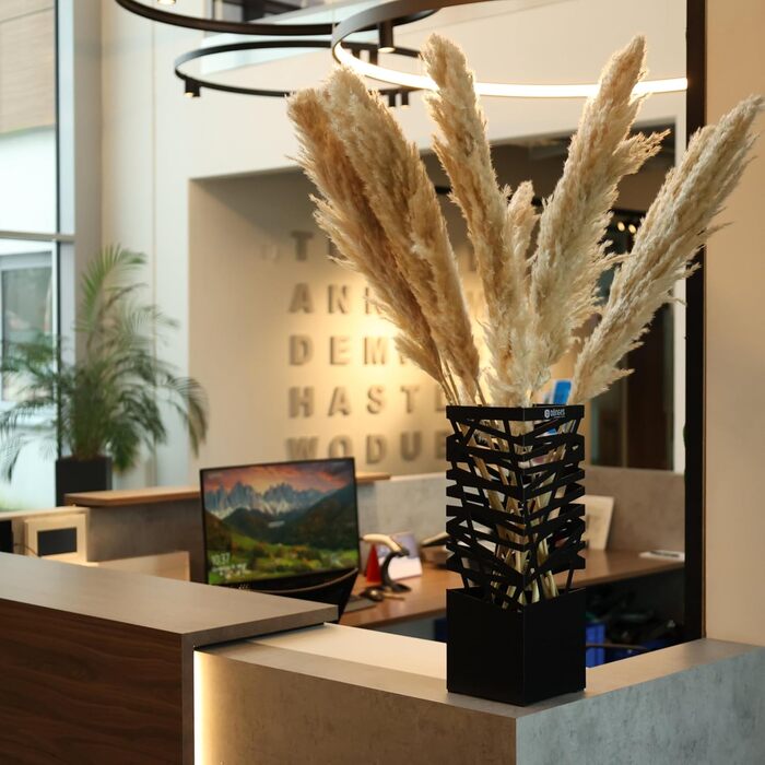 Dönges Maxi Metal Umbrella Stand with Drip Tray & Hooks - Space-Saving, Elegant Black - Ideal for Entryway & Foyer Decoration