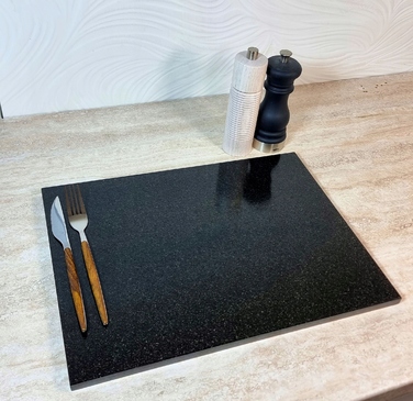 Гранітна обрізна дошка чорна, 40x30 см, з антиковзальними ніжками