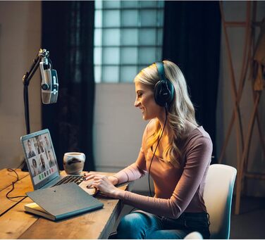 AKG Lyra USB-C Конденсаторний мікрофон для подкастів, відео, геймінгу та стрімінгу - Синій/Срібний