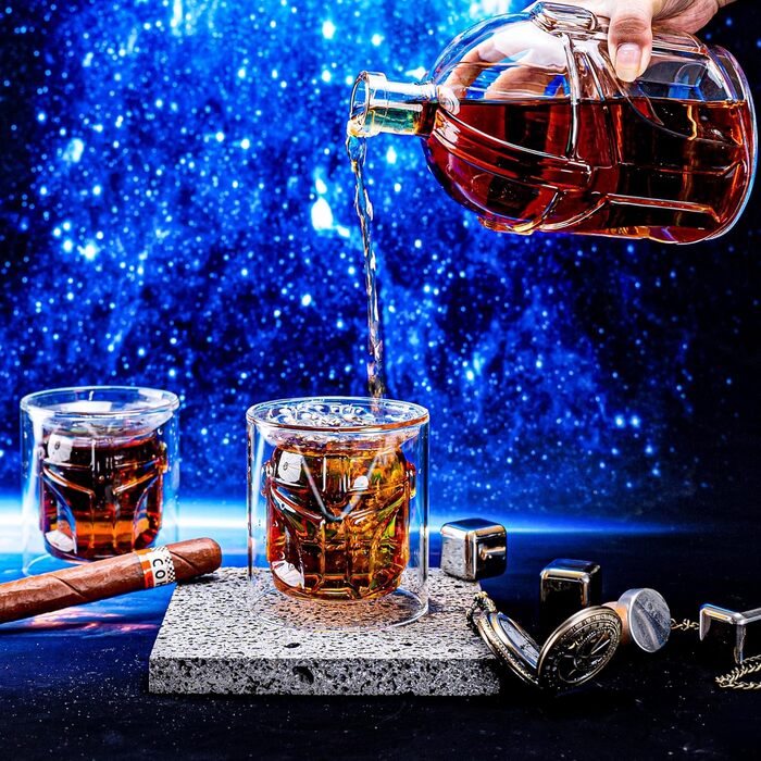 Набір для віскі DecantEmotion: декантер у формі шолома та 2 келихи для бурбону, скотчу, лікеру. Чудовий подарунок для чоловіків та жінок. Скляний декантер з кришталю блатого кольору, набір барменських інструментів (1 декантер + 2 келихи + аксесуари)
