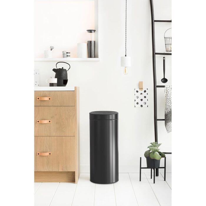 Відро Brabantia Touch Bin New 40 л з пластиковим вкладишем, нержавіюча сталь, 32.8 x 48.3 см, матовий чорний