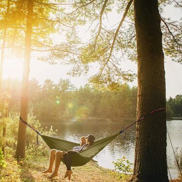 Легка туристична гамак для кемпінгу та відпочинку на природі | Міцна, з карабінами та ременями, 275x140 см, 300 кг, нейлон, для відпочинку вдома та на вулиці, армійний зелений/камелеон