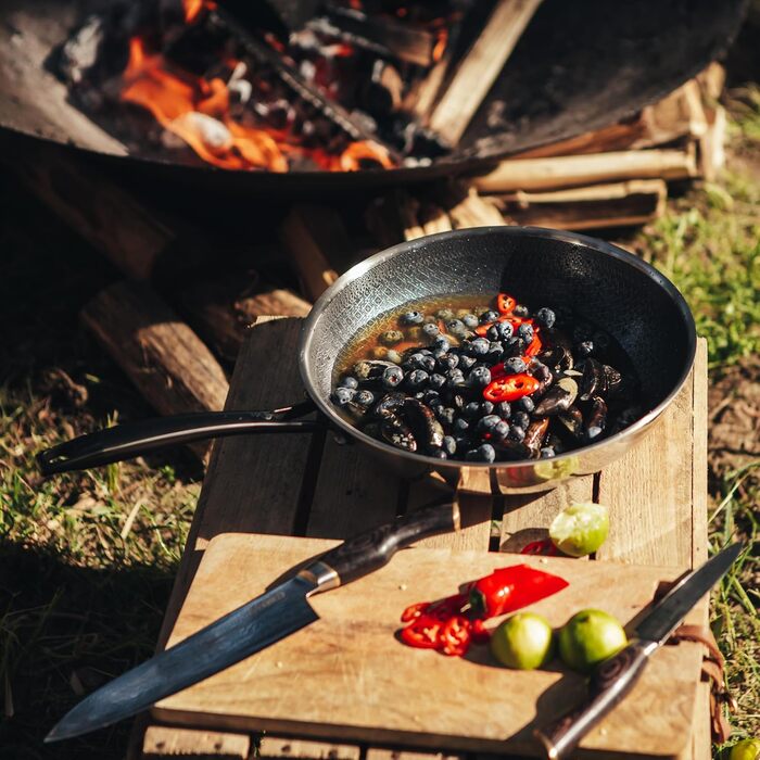 Пан з нержавіючої сталі NYORD - антипригарне покриття, з гранульованою поверхнею, для плити та духовки, з кришкою, 24 см