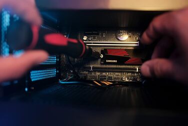 SSD Samsung 990 Pro з радіатором 4TB PCIe Gen4 NVMe 2.0 M.2 - внутрішній накопичувач для ігор, сумісний з Playstation 5