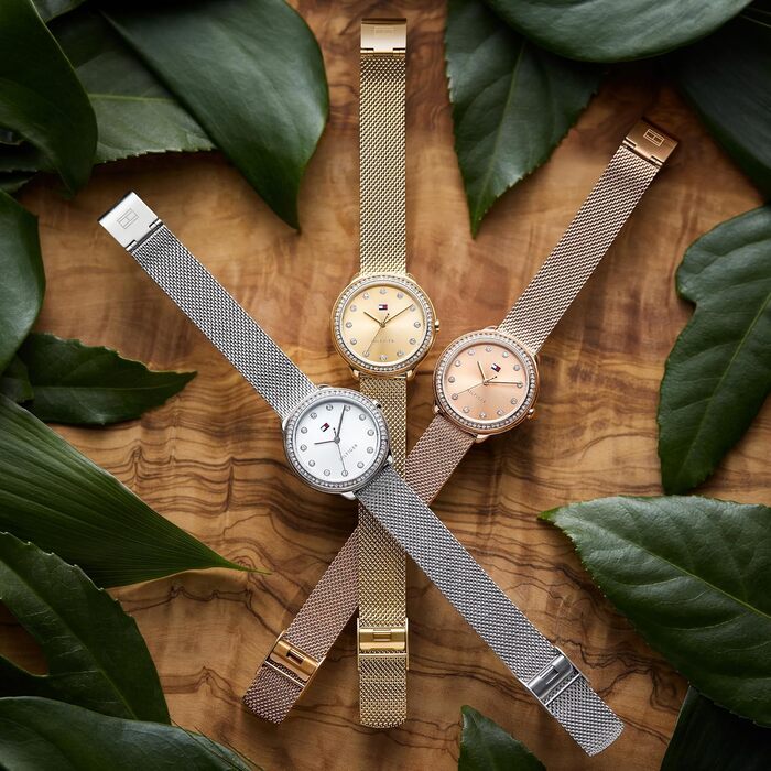 Годинник Tommy Hilfiger з кварцовим механізмом та трьома стрілками для жінок з міланською браслетом з нержавіючої сталі. Доступні кольори: рожеве золото, срібло, золото